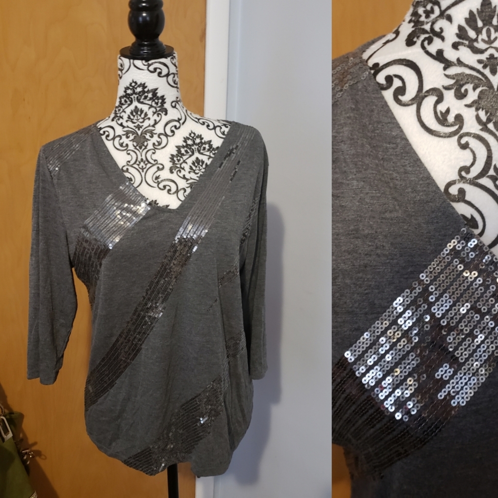Vneck 3/4 length sleeve top